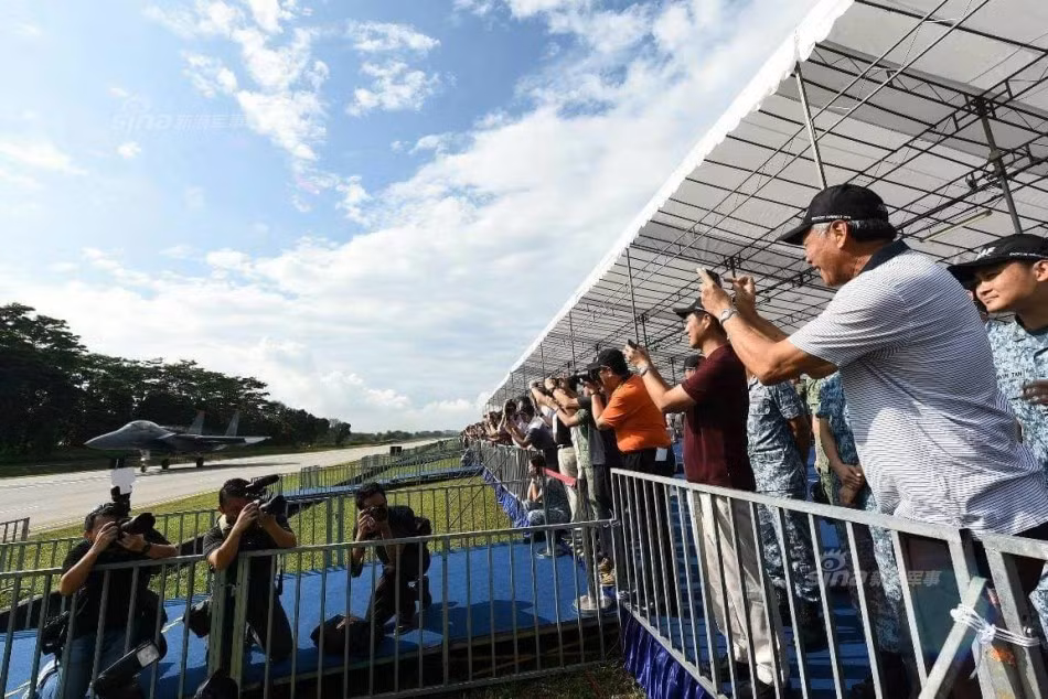 Các quan chức Singapore trên vọng quan sát.