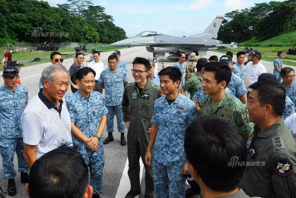Không quân Cộng hòa Singapore hiện có quân số 13.500 người - nhỏ bé trong khu vực Đông Nam Á, nhưng trang bị tới 276 máy bay các loại - đa phần là loại mới do Mỹ-Pháp sản xuất.