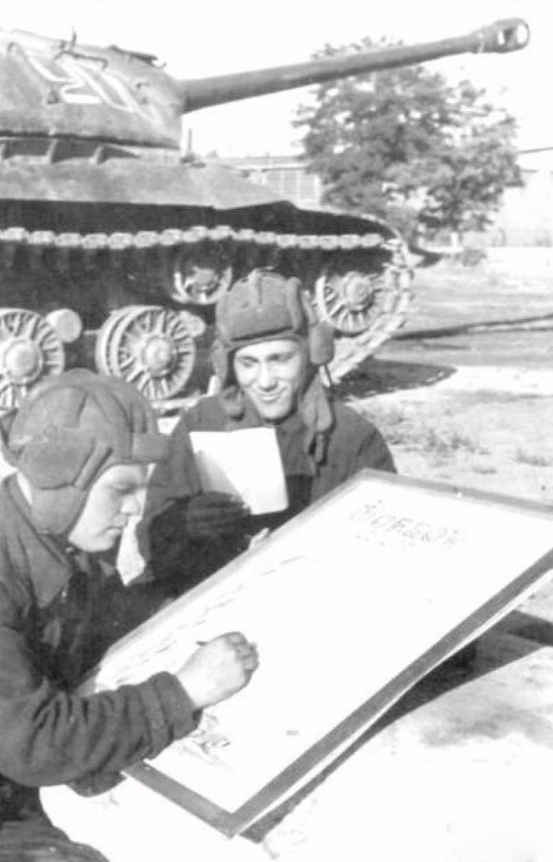 Hai hạ sĩ quan đang trao đổi tác chiến, huấn luyện, Đông Đức tháng 10/1947. Nguồn ảnh: Topwar