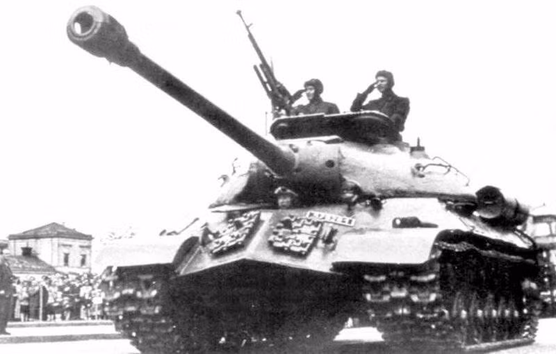 . Phải tới giữa những năm 1960, xe tăng hạng nặng IS-3 mới có cơ hội tham chiến chứng minh sức mạnh, dù rằng lúc này nó đã bị coi là lạc hậu so với các thế hệ xe tăng mới - xe tăng chiến đấu chủ lực T-54/55, T-62 hay M48, M60 Patton. Theo đó, đầu những năm 1950, Quân đội Ai Cập đã mua 100 chiếc xe tăng IS-3 nâng cấp từ Liên Xô. Nguồn ảnh: Topwar