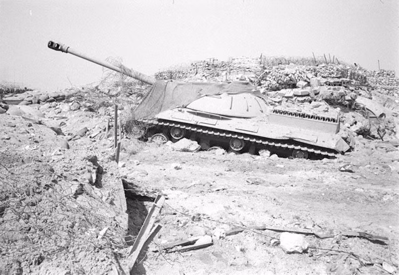 Phiên bản IS-3 mà Ai Cập nhận được từ Liên Xô được định danh là IS-3M với việc gắn thêm các bình nhiên liệu phụ ở phía sau, các khoang chứa ở cả hai bên thân. Ảnh: Một chiếc IS-3 của Ai Cập bị phá hủy trong cuộc chiến tranh Yom Kippur. Nguồn ảnh: Topwar