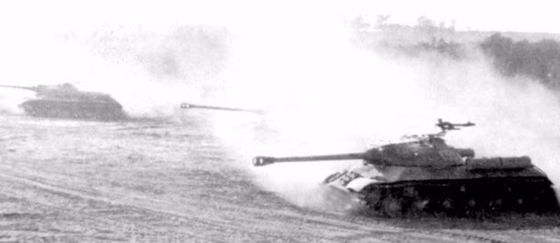 Xe tăng hạng nặng IS-3 (mã thiết kế là Object 703) là một trong những thế hệ tăng thuộc dòng tăng hạng nặng IS nổi danh của Liên Xô. Những chiếc IS-3 đầu tiên lăn bánh khỏi nhà máy vào giữa tháng 5/1945. Ảnh: Xe tăng IS-3 trong một cuộc tập trận tại Đông Đức, tháng 10/1947. Nguồn ảnh: Topwar