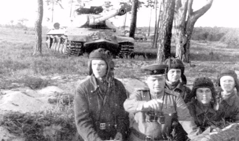 Tuy nhiên, kích thước, hỏa lực của xe tăng hạng nặng IS-3 vẫn khiếp cho khối đồng minh phải khiếp sợ vào thời bấy giờ. Trong thời kỳ Liên Xô hỗ trợ Đông Đức xây dựng chính quyền, các xe tăng IS-3 đã được giao nhiệm vụ đóng chốt tại đây. Ảnh: Một vị chỉ huy đang giao nhiệm vụ cho kíp xe tăng IS-3, Đông Đức tháng 10/1947. Nguồn ảnh: Topwar