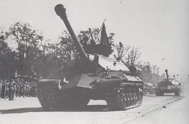 Trong cuộc duyệt binh mừng chiến thắng của quân đồng minh tại Berlin ngày 7/9/1945, 52 chiếc xe tăng hạng nặng IS-3 của Trung đoàn Cận vệ 71 (Cụm Tập đoàn quân cận vệ số 2) – Hồng quân Liên Xô xuất hiện trên trên quảng trường đã khiến Mỹ-Anh và các lực lượng đồng minh khác thực sự sốc nặng. Do tham chiến vào giai đoạn cuối cuộc chiến tranh nên IS-3 không có cơ hội chứng minh được sức mạnh của mình. Nguồn ảnh: Topwar