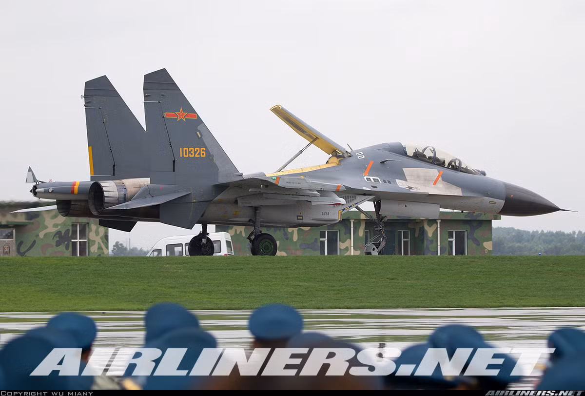 Cơ bản thì Su-34 sử dụng chung cánh, đuôi, động cơ giống Su-27, nhưng được mở rộng buồng lái với ghế cho hai phi công đặt cạnh nhau. Về mặt lý thuyết thì Trung Quốc hiện có khả năng thực hiện được điều tương tự với J-11. Nguồn ảnh: Airlines.net