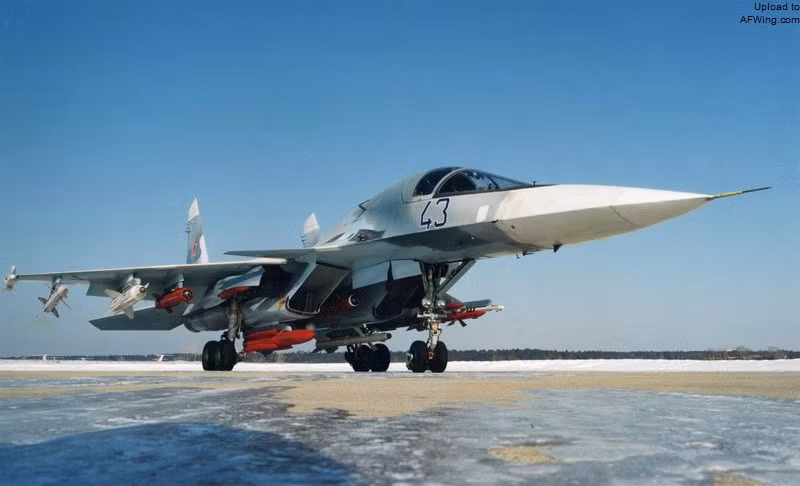 Cơ sở để Trung Quốc phát triển thành công một mẫu tiêm kích-bom như Su-34 là hoàn toàn có thể. Vì Su-34 vốn được phát triển trên cơ sở mở rộng, tái thiết kế khung thân máy bay tiêm kích Su-27 huyền thoại. Nguồn ảnh: Wikipedia
