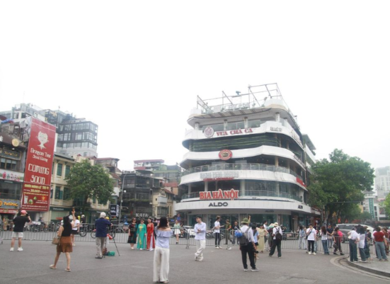 Hà Nội dự kiến di dời nhiều trụ sở cơ quan và các hộ dân để làm quảng trường - công viên trên diện tích khoảng 2,1ha. Phía dưới khu vực này sẽ làm hầm và kết nối không gian ngầm nhà ga C9 thuộc tuyến đường sắt đô thị số 2 đoạn Nam Thăng Long - Trần Hưng Đạo.