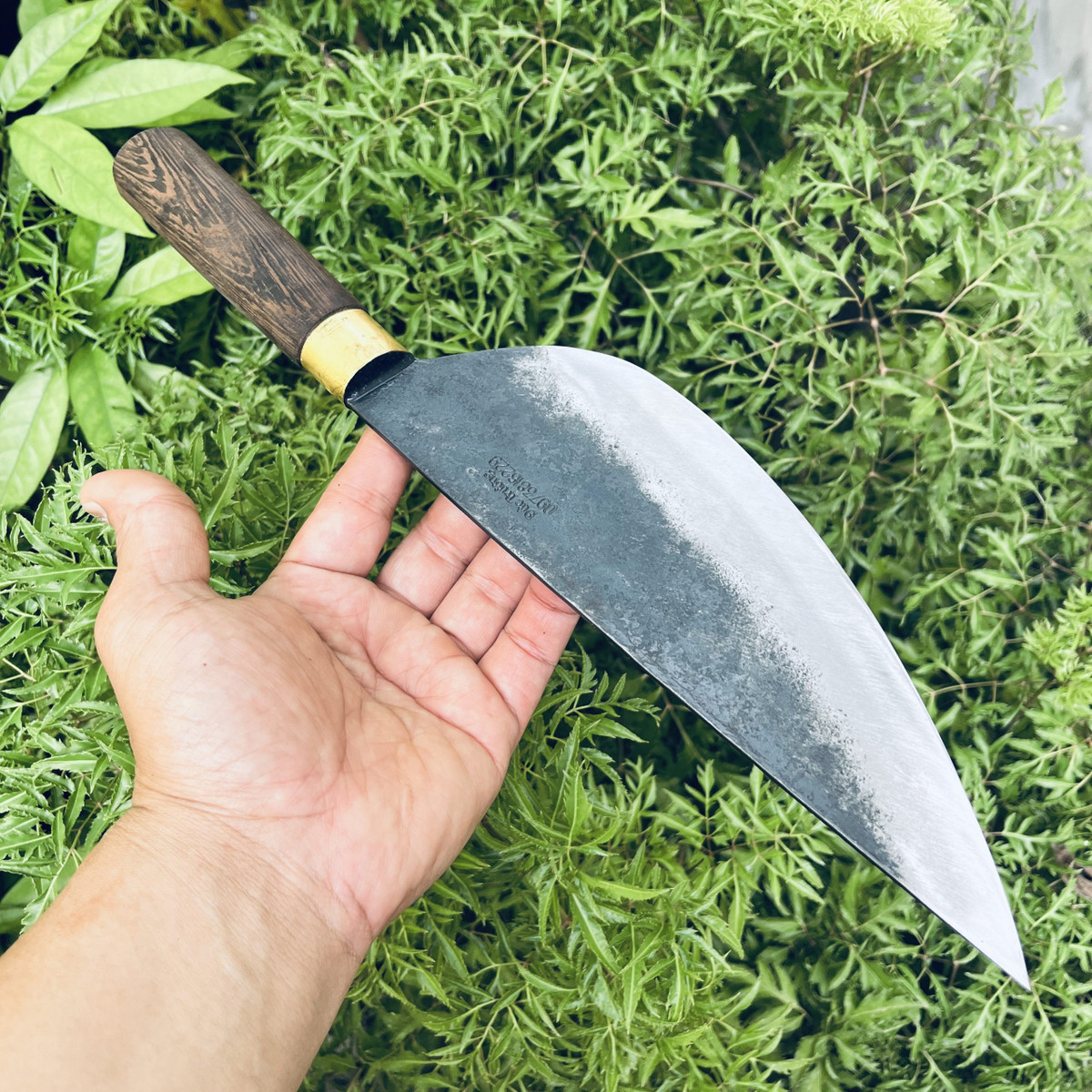 Trong giới giang hồ đất Cảng đầu những năm 2000, Long “ái” và Chung “ôn” được xét vào hạng “có số má” ở vùng ven sông Cấm thuộc huyện An Hải (cũ). Chung đã triệu tập đàn em. Nhóm này sau đó tập hợp thêm hơn 10 đồng bọn khác là thành phần bất hảo ở khu vực đường Đà Nẵng và phân phát dao bầu, giáo, mác, tuýp sắt, gậy để cả bọn đi mai phục nhóm Hậu - Thà. (Ảnh minh họa, nguồn internet) 