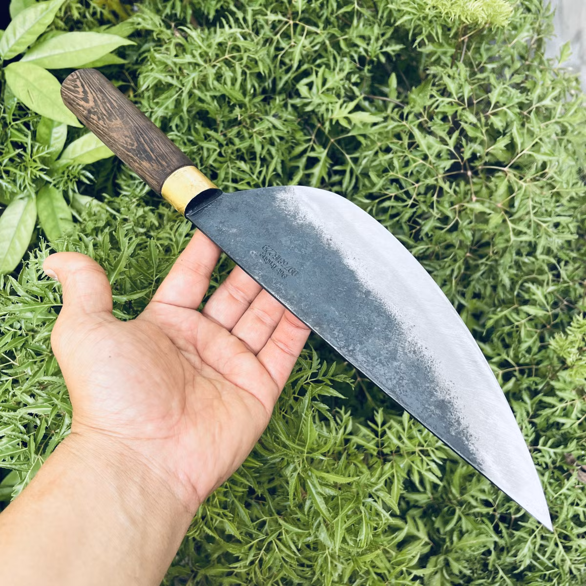 Trong giới giang hồ đất Cảng đầu những năm 2000, Long “ái” và Chung “ôn” được xét vào hạng “có số má” ở vùng ven sông Cấm thuộc huyện An Hải (cũ). Chung đã triệu tập đàn em. Nhóm này sau đó tập hợp thêm hơn 10 đồng bọn khác là thành phần bất hảo ở khu vực đường Đà Nẵng và phân phát dao bầu, giáo, mác, tuýp sắt, gậy để cả bọn đi mai phục nhóm Hậu - Thà. (Ảnh minh họa, nguồn internet) 