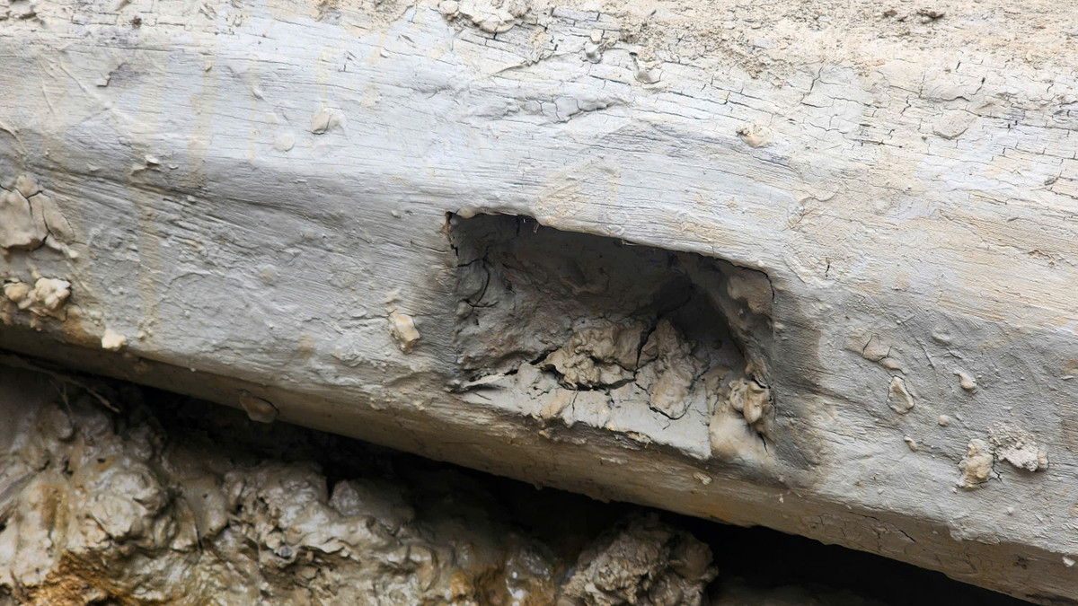 Theo ông Triệu, qua quan sát qua hình ảnh, giếng này có cấu trúc hình vuông độc đáo. Tuy nhiên, đây không phải là kiểu giếng truyền thống của người Việt ở khu vực Bắc Bộ. Giếng vuông là đặc trưng của khu vực miền Trung, phân bố chủ yếu từ khu vực Quảng Bình đến Bình Thuận. "Người dân khu vực đồng bằng Bắc Bộ thời xưa chủ yếu dùng loại giếng mạch ngang - mặt giếng nằm sát mặt đất. Tuy nhiên, kiểu giếng này dễ bị nhiễm bẩn do đất cát rơi xuống.