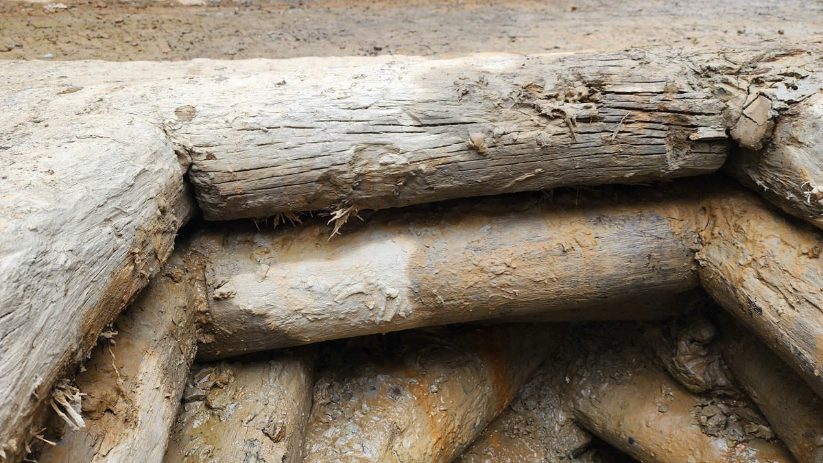 "Gỗ được kè xung quanh không chỉ giúp thành giếng vững chắc hơn mà có thể mang lại tác dụng lọc nước, ngăn mạch nước bẩn tràn vào, giữ cho nước luôn sạch", ông Triệu nhận định. 