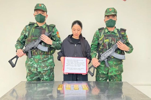 Bat nguoi phu nu mang trai phep 4kg vang qua cua khau Mong Cai