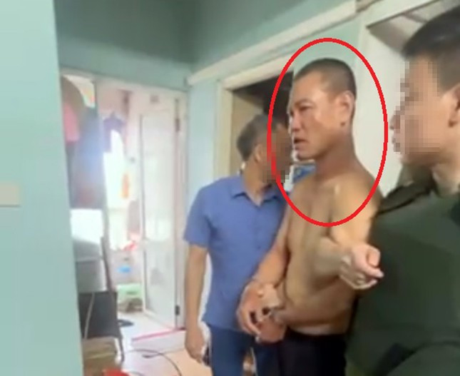 Nguoi dan ong dung dao dam nguoi khac roi co thu trong chung cu