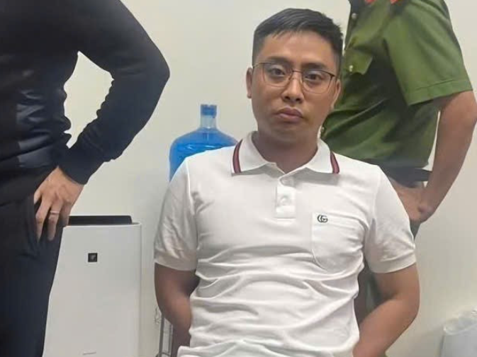 Chưa đầy 24 giờ sau khi gây án, khoảng 22h ngày 18/4 Khánh bị bắt khi đang lẩn trốn tại khu vực đường tránh, phường Đông Hải, TP Thanh Hóa. Trước đó, rạng sáng 18/4, hai đồng phạm là Hoàng Văn Đông và Hà Quang Sơn (cùng 31 tuổi, trú Phú Thọ) cũng bị bắt khi đang tẩu thoát. Chiều cùng ngày, công an khám xét nhà Khánh tại phường Giếng Đáy, phát hiện thêm 9 bánh heroin, nâng tổng số ma túy thu giữ lên 25 bánh. Tổng tang vật còn gồm 3 ô tô, 2 súng quân dụng, 1 quả lựu đạn.