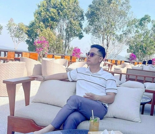 Là người ít nói, nhưng Khánh vẫn được lòng của mọi người vì có ngoại hình khá điển trai, với đôi kính cận trông rất thư sinh. Khánh cũng không hay tụ tập chơi bời vì bố là người khá nghiêm. Trên trang cá nhân của mình, Khánh luôn đánh bóng hình ảnh bằng những đồ hàng hiệu xa xỉ. Ngồi xe sang, đồng hồ xịn, điện thoại vertu. Đặc biệt Khánh có sở thích uống rượu vang, ăn tôm hùm, cua hoàng đế... và thường xuất hiện trên những du thuyền xa hoa, lộng lẫy. 