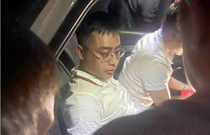 Tại khu vực gần trạm thu phí Đại Yên, Bùi Đình Khánh và đồng bọn manh động sử dụng súng AK chống trả để giải vây cho đồng phạm khiến Thượng úy Nguyễn Đăng Khải, cán bộ Phòng CSĐT tội phạm ma túy Công an tỉnh Quảng Ninh hy sinh. Sau khi gây án, Khánh cùng đồng phạm bỏ lại xe bán tải rồi bỏ trốn khỏi hiện trường. Trong xe, lực lượng chức năng thu giữ 2 khẩu súng, 1 quả lựu đạn quân dụng. Ngay trong đêm, lệnh truy nã đặc biệt toàn quốc được ban hành với Bùi Đình Khánh.