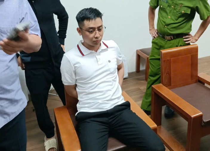 Nhiều người lầm tưởng Khánh là một doanh nhân thành đạt vì trước đó Khánh có bằng lái tàu và được các cửa khẩu như cảng Hòn Gai, cảng Cẩm Phả cấp giấy phép lên xuống tàu của nước ngoài mỗi khi cập cảng. Nhưng đằng sau những hình ảnh bóng bẩy ấy là cả một băng nhóm tội phạm buôn ma túy cực kỳ nguy hiểm và manh động. Ít ai biết 9 năm trước, Bùi Đình Khánh đã từng bị khởi tố và truy nã về tội “Cướp tài sản”. Sau khi ra tù, hắn về quê sống. Khánh không bán ma túy nhỏ lẻ mà buôn mỗi lần hàng chục bánh heroin. 