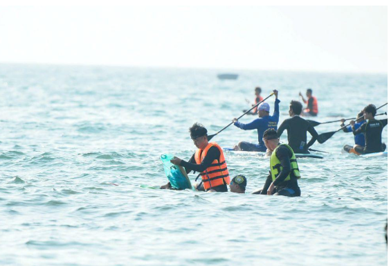 Gan 1.000 tinh nguyen vien, don rac lan bien giai cuu san ho