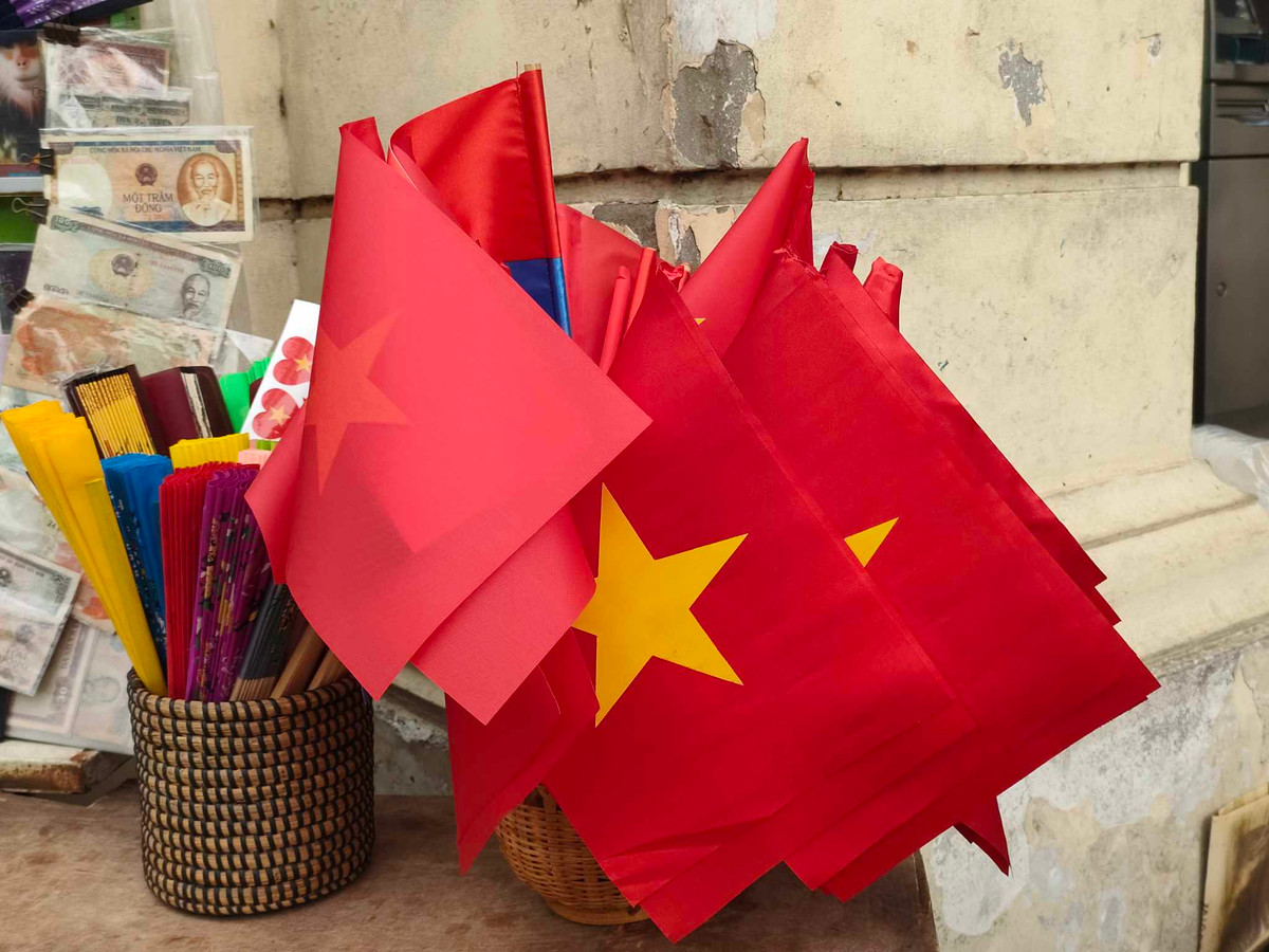 Cờ Tổ quốc hiện diện trên nhiều mặt tiền cửa hàng ở Hà Nội.