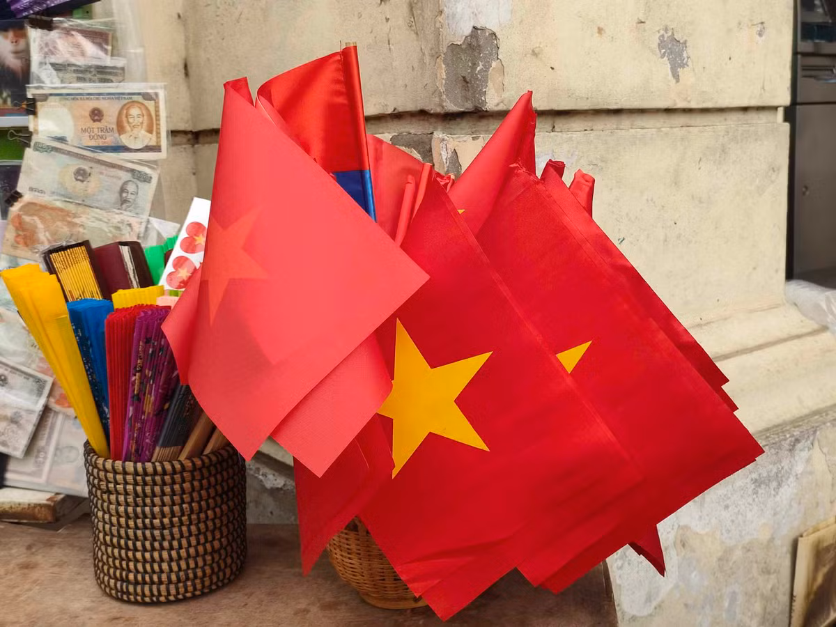 Cờ Tổ quốc hiện diện trên nhiều mặt tiền cửa hàng ở Hà Nội. 