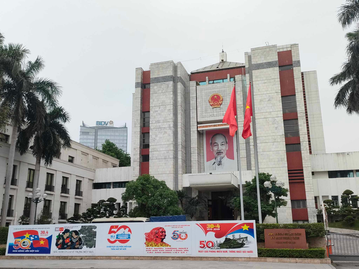 Hàng loạt tấm áp phích với khẩu hiệu chào mừng đại lễ 30/4 ngoài mặt tiền trụ sở Hội đồng Nhân dân và UBND TP. Hà Nội.