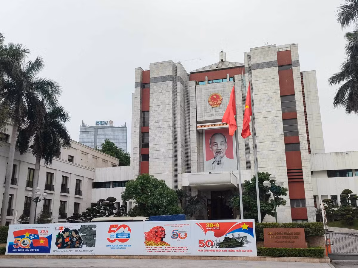 Hàng loạt tấm áp phích với khẩu hiệu chào mừng đại lễ 30/4 ngoài mặt tiền trụ sở Hội đồng Nhân dân và UBND TP. Hà Nội. 