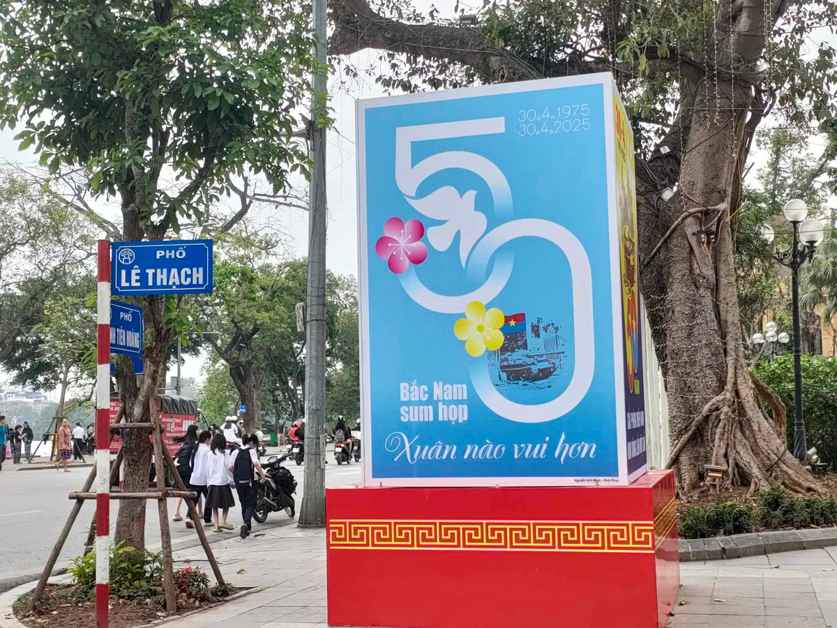 Những tiểu cảnh, bảng thông tin, biểu trưng có nét vẽ vừa giản dị, gần gũi, vừa cách điệu và trang trọng, thể hiện không khí hào hùng trong những ngày tháng lịch sử của dân tộc.