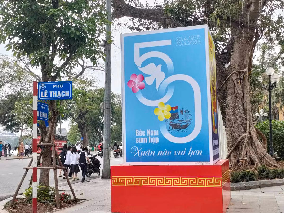 Những tiểu cảnh, bảng thông tin, biểu trưng có nét vẽ vừa giản dị, gần gũi, vừa cách điệu và trang trọng, thể hiện không khí hào hùng trong những ngày tháng lịch sử của dân tộc.