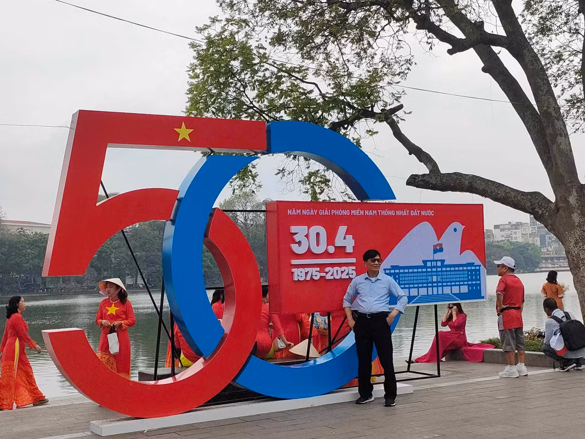 Các biểu tượng, khẩu hiệu, áp phích khổ lớn được đặt tại những vị trí nổi bật, dễ nhìn như ngã tư, quảng trường hay khu vực tập trung đông người qua lại.