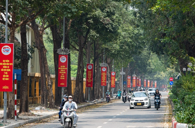 Trục đường Nguyễn Tri Phương cũng ghi nhận hàng loạt băng rôn đỏ thắm với dòng chữ vàng rực rỡ. 