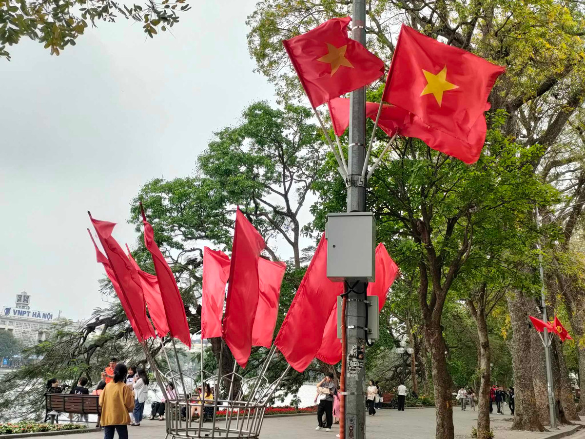 "Cờ đỏ sao vàng" tung bay trong gió chào mừng 50 năm Ngày Giải phóng miền Nam thống nhất đất nước và Ngày quốc tế lao động. Việc treo cờ vào mỗi dịp lễ lớn của Tổ quốc đã trở thành nét đẹp, niềm tự hào dân tộc của mỗi người con Việt Nam.