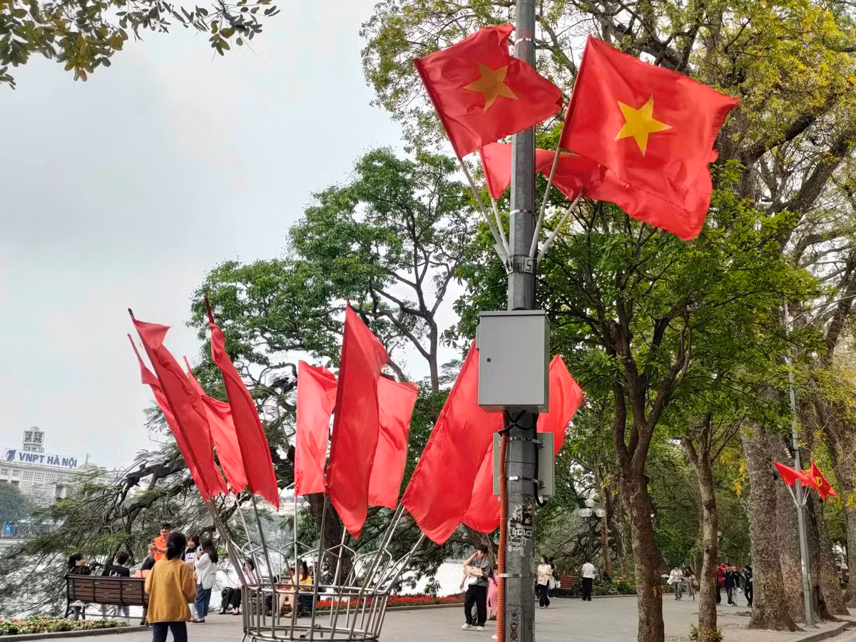 "Cờ đỏ sao vàng" tung bay trong gió chào mừng 50 năm Ngày Giải phóng miền Nam thống nhất đất nước và Ngày quốc tế lao động. Việc treo cờ vào mỗi dịp lễ lớn của Tổ quốc đã trở thành nét đẹp, niềm tự hào dân tộc của mỗi người con Việt Nam. 