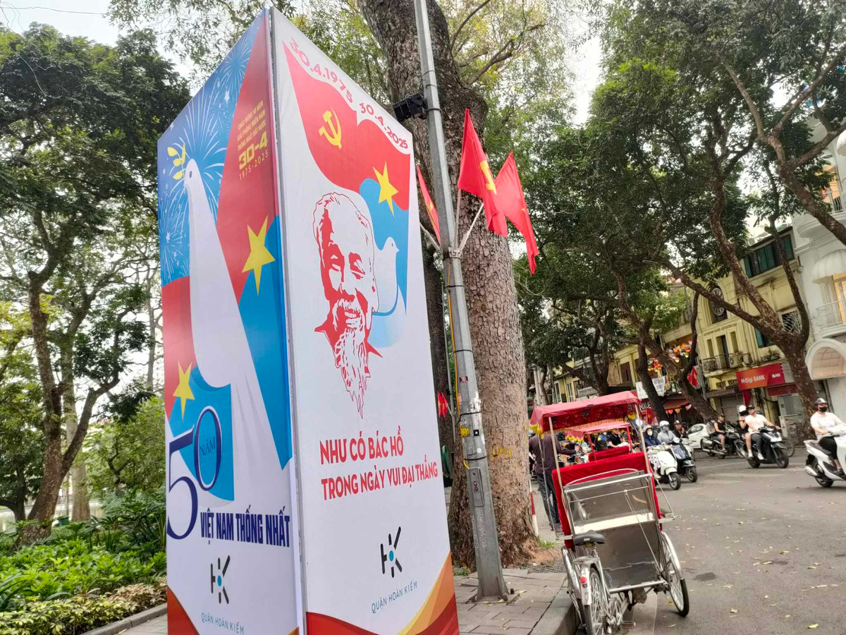 Tại khu vực hồ Hoàn Kiếm, các băng rôn khổ lớn chào mừng đại lễ "50 năm Ngày Giải phóng miền Nam, Thống nhất đất nước" được bố trí đẹp mắt, thu hút sự chú ý từ người dân và du khách.