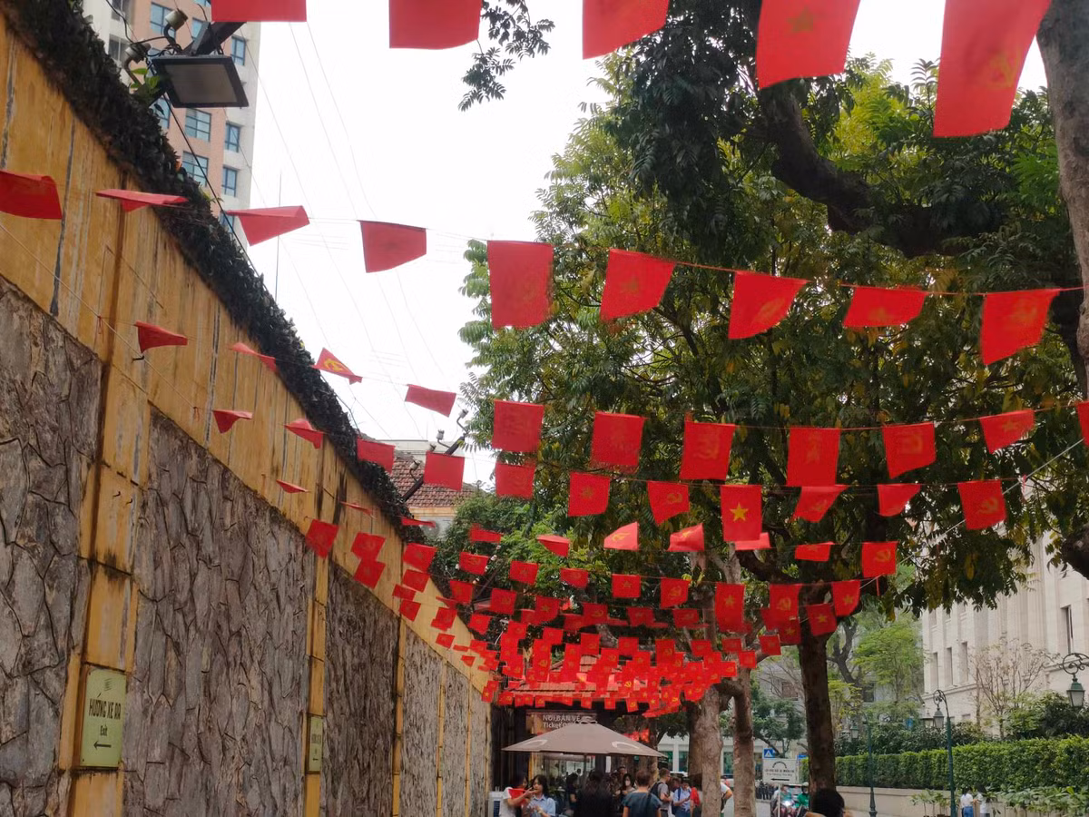 Ha Noi ruc ro co hoa chao mung ky niem 30/4