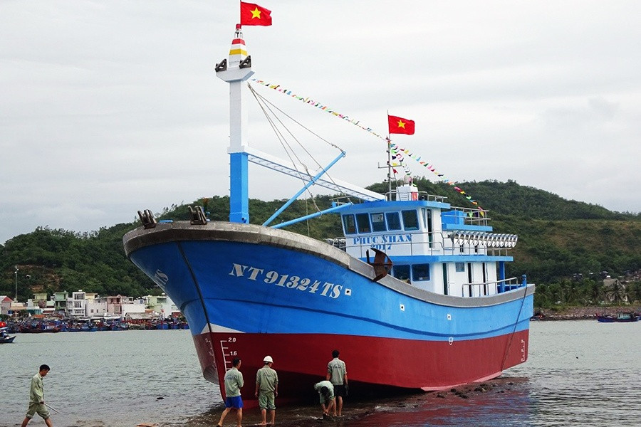 Nạn nhân thường đeo nhiều vòng vàng, nữ trang... Bước đầu, Cơ quan điều tra xác định đây là vụ án giết người, cướp tài sản. Việc truy tìm hung thủ gây án thật không hề đơn giản, nhất là khu vực này có nhiều tàu đánh cá ra vào thường xuyên với hàng trăm ngư phủ, đa số từ nơi khác đến. Cơ quan điều tra xác định hung thủ là người quen biết nạn nhân và chưa thể cao bay xa chạy sau khi gây án. (Ảnh minh họa, nguồn internet)