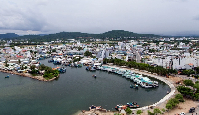 Khi các điều tra viên yêu cầu khám người, Trọng tái mặt, run lẩy bẩy. Trên cơ thể y có nhiều vết trầy sước còn mới nguyên, không thể lý giải được nguyên nhân… Nhận thấy hành tung đã bại lộ, Trọng gục đầu kể lại toàn bộ quá trình phạm tội. Do cuộc sống ở đất liền khó khăn nên đầu năm 2010, Nguyễn Văn Trọng, đưa vợ con ra huyện đảo Phú Quốc sinh sống. (Ảnh minh họa, nguồn internet)