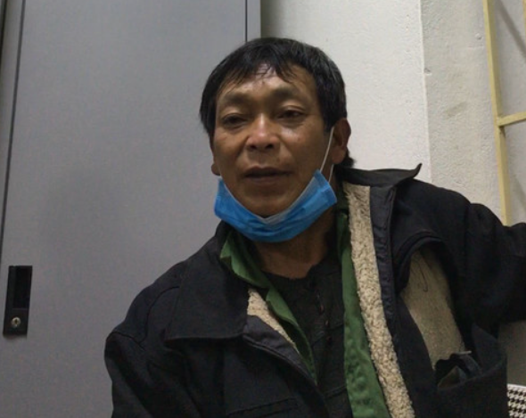 Trong hành trình di chuyển từ Mường Khương về Bắc Hà, Vử đã gây ra vụ va chạm giao thông với một xe ô tô; Công an xã Nậm Mòn (Bắc Hà) đã tạm giữ đối tượng. Sau khi nhận được thông tin trao đổi của Phòng Cảnh sát hình sự Công an tỉnh Lào Cai, Công an xã Nậm Mòn đã giữ lại đối tượng Vử. Tại cơ quan Công an, qua đấu tranh Vử đã khai nhận: Trước đó, anh ta có tình cảm với nạn nhân M, song vào thời điểm đó, cả hai đều đã có gia đình nên hẹn ước đến kiếp sau sẽ lấy nhau. Vử sau đó đã trao cho chị M tín vật đính ước… 