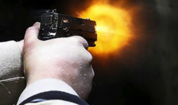 Thấy Tuấn “lay” đến, Lương “liễu” vác dao xông vào chém thì bị Tuấn rút súng bắn xuyên đùi. Thấy Lương “liễu” rên la dưới đường, Tuấn “lay” tiến đến bồi thêm phát đạn nữa vào người rồi dùng chân lật người Lương “liễu” xem đã chết chưa sau đó mới lên xe phi thẳng. Đám đàn em Lương “liễu” lúc đó có cả chục đối tượng nhưng nhìn cảnh Tuấn “lay” lạnh lùng nổ súng, không ai dám động thủ. (Ảnh minh họa, nguồn internet)