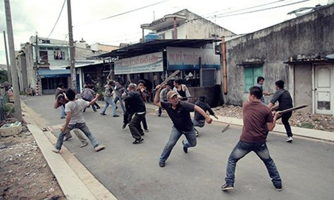 Tuấn “lay” tiếp tục vung dao chém những tên khác để dằn mặt rồi bỏ chạy. Sau khi trấn tĩnh, Hùng “búa” chỉ huy toàn bộ quân đuổi theo. Khi đến một con phố nhỏ, Tuấn “lay” dừng lại, nhóm của Tuấn đổ ra bịt hậu quây nhóm của Hùng “búa” lại và đâm chém loạn xạ. Nhóm của Hùng “búa” tan tác bỏ chạy. Sau trận này, tên tuổi Tuấn “lay” nổi như cồn trong giới giang hồ, nhưng Tuấn cũng phải đi “bóc lịch” 5 năm về tội cố ý gây thương tích. (Ảnh minh họa, nguồn internet)