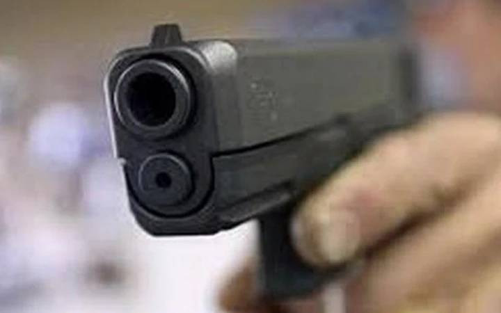 Mãn hạn tù, Tuấn “lay” tiếp tục trở lại giang hồ và nhanh chóng quy tập hàng chục đối tượng bất hảo chuyên đi đòi nợ thuê, bảo kê, cho vay nặng lãi, cờ bạc, lô đề… Rất nhanh chóng, Tuấn “lay” xưng vương trong giới giang hồ thành Vinh sau khi trấn áp hết những băng nhóm khác. Năm 2000, Tuấn “lay” tiếp tục vào tù khi dùng súng bắn nhau trong vụ tranh chấp với băng nhóm khác trên địa bàn huyện Nghi Lộc. (Ảnh minh họa, nguồn internet)