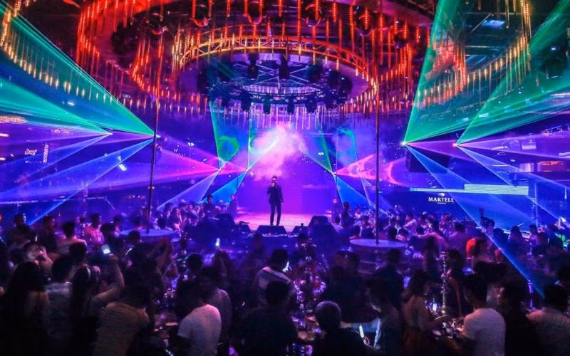 Năm 2003, Tuấn “lay” ra tù và cưới vợ, hắn còn đưa mẹ già về sinh sống nên ai cũng nghĩ hắn đã hối cải. Tuy nhiên, Tuấn “lay” đã khôn ngoan hơn khi ngồi nhà chỉ việc cho đàn em, bản thân ít khi đụng đến đao búa để tránh bị pháp luật sờ gáy. Lúc đó, ở thành Vinh, vũ trường, karaoke, massage mọc lên như nấm. Các băng giang hồ luôn tranh giành “thị trường” béo bở này, trong đó nổi lên là băng nhóm do Nguyễn Ngọc Lương (Lương “liễu”) cầm đầu. Lương luôn tuyên bố sẽ lấy máu Tuấn “lay” để đoạt ngôi vương trong giới giang hồ. (Ảnh minh họa, nguồn internet)