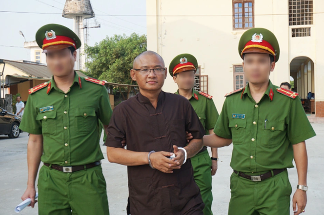 Ngày 21/5/2008, TAND tỉnh Nghệ An đã đưa Tuấn “lay” ra xét xử với hai tội danh “Giết người” và “Tàng trữ vũ khí quân dụng trái phép” và tuyên án 10 năm tù. Năm 2013, Tuấn “lay” ra trại và được giới giang hồ đất Nghệ đón về. Với “uy tín” vốn có nên Tuấn “lay” sớm tập hợp được hàng chục đàn em và quyết định thành lập đường dây buôn bán ma túy từ Nghệ An, Hà Tĩnh vào TP HCM. (Ảnh minh họa, nguồn internet)