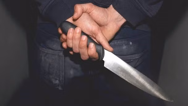 Năm 1992, “đại ca” của Tuấn “lay” xộ khám, băng nhóm này nghiễm nhiên do Tuấn làm chủ. Để tạo số má trong giới giang hồ, Tuấn “lay” quyết định làm một trận sống mái với băng Hùng “búa”, băng nhóm mạnh nhất thành Vinh thời bấy giờ. Sau khi tung tin khiêu chiến, Tuấn “lay” một mình một đao đến thẳng sào huyệt của băng Hùng “búa”. Thấy Tuấn đến một mình, Hùng “búa” tỏ ra coi thường nên không đề phòng. Bất ngờ, Tuấn “lay” vung đao nhè mặt Hùng “búa” bổ xuống, Hùng “búa” ngã ngửa tránh đao nhưng cũng dính vết chém ngang mặt. (Ảnh minh họa, nguồn internet) 