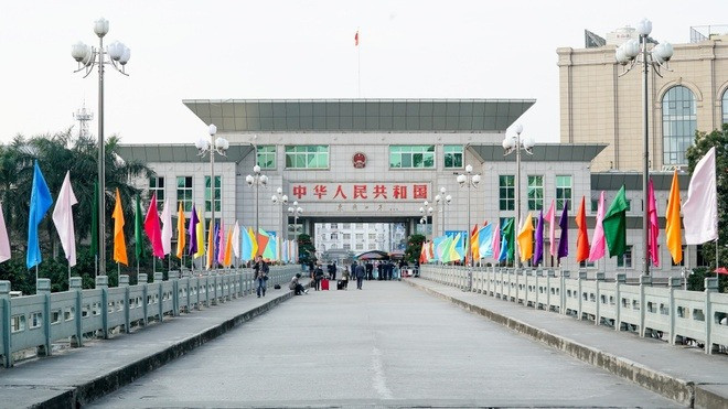 Giết Lương “liễu” xong, Tuấn “lay” huy động đàn em gom góp được khá nhiều tiền để bỏ trốn. Sau khi trốn sang Trung Quốc, Tuấn nhờ làm giả giấy tờ nhập cảnh vào Australia rồi bay sang Pháp, tiếp tục vượt biển vào Anh. Tuy nhiên, khi ở Anh, Tuấn “lay” bị cảnh sát bắt bởi hút thuốc nơi công cộng và sớm phát hiện Tuấn nhập cảnh trái phép nên cho vào trại chờ ngày hồi hương và sau đó bị bắt giữ theo đúng thông lệ quốc tế. (Ảnh minh họa, nguồn internet)