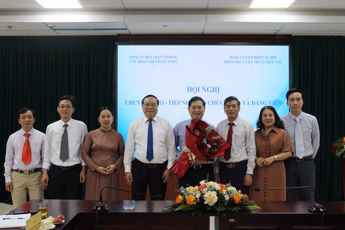 Hoi nghi chuyen giao va tiep nhan Chi bo Hoi Dong y Viet Nam-Hinh-4