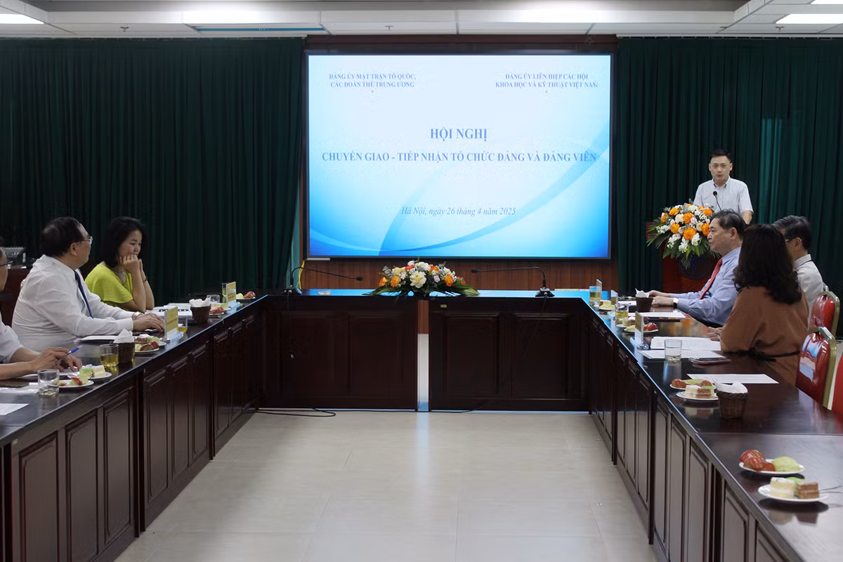 Hoi nghi chuyen giao va tiep nhan Chi bo Hoi Dong y Viet Nam