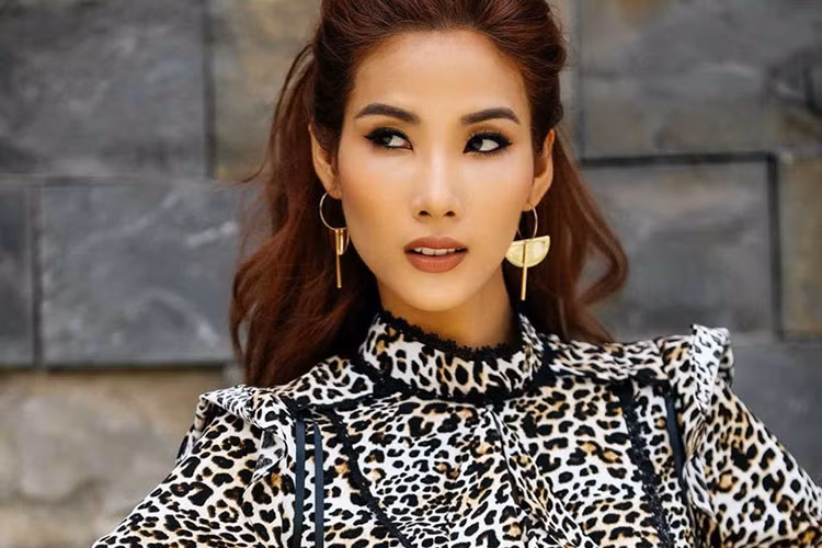 Hiện, Hoàng Thùy cao 1,79 m với số đo ba vòng 81-58-90. Cô từng chia sẻ ước mơ được trình diễn ở chương trình thời trang đình đám Victoria's Secret Show.