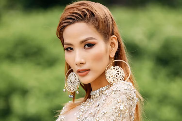 Không ai phủ nhận nỗ lực và dấu ấn của cô gái Thanh Hóa trong lĩnh vực thời trang. Nhưng liệu gương mặt góc cạnh, cá tính của Hoàng Thùy có phù hợp ở sân chơi sắc đẹp? Bên cạnh lợi thế là hình thể đẹp, săn chắc, nhan sắc của cô đã đủ "chín" hay chưa?