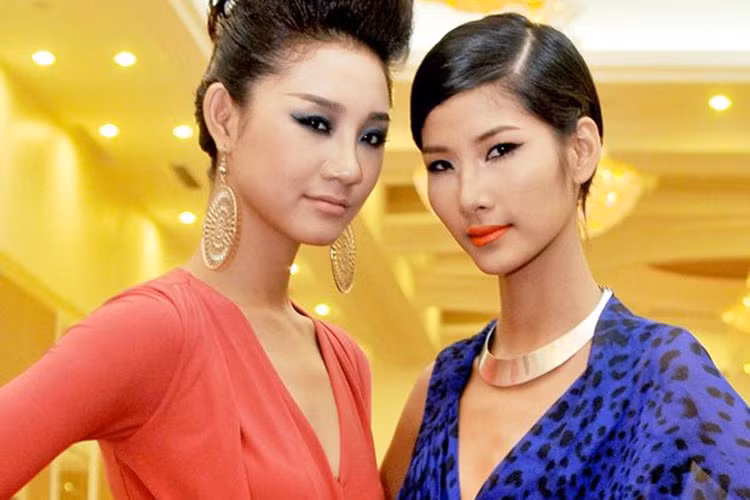 Gương mặt trước đây của Hoàng Thùy so với bây giờ gần như không thay đổi. Với gò má cao và những đường nét góc cạnh, nhiều người nhận xét cô sinh ra để dành cho sàn catwalk.