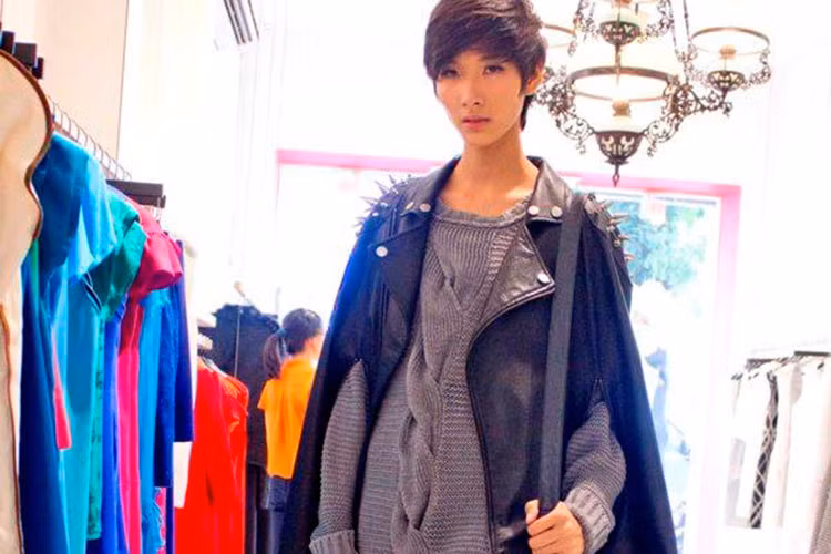 Quán quân Next Top Model 2011 với ngoại hình có phần nam tính khi theo đuổi style tóc tém. Phong cách thời trang trước đây của Hoàng Thùy không được đánh giá cao.